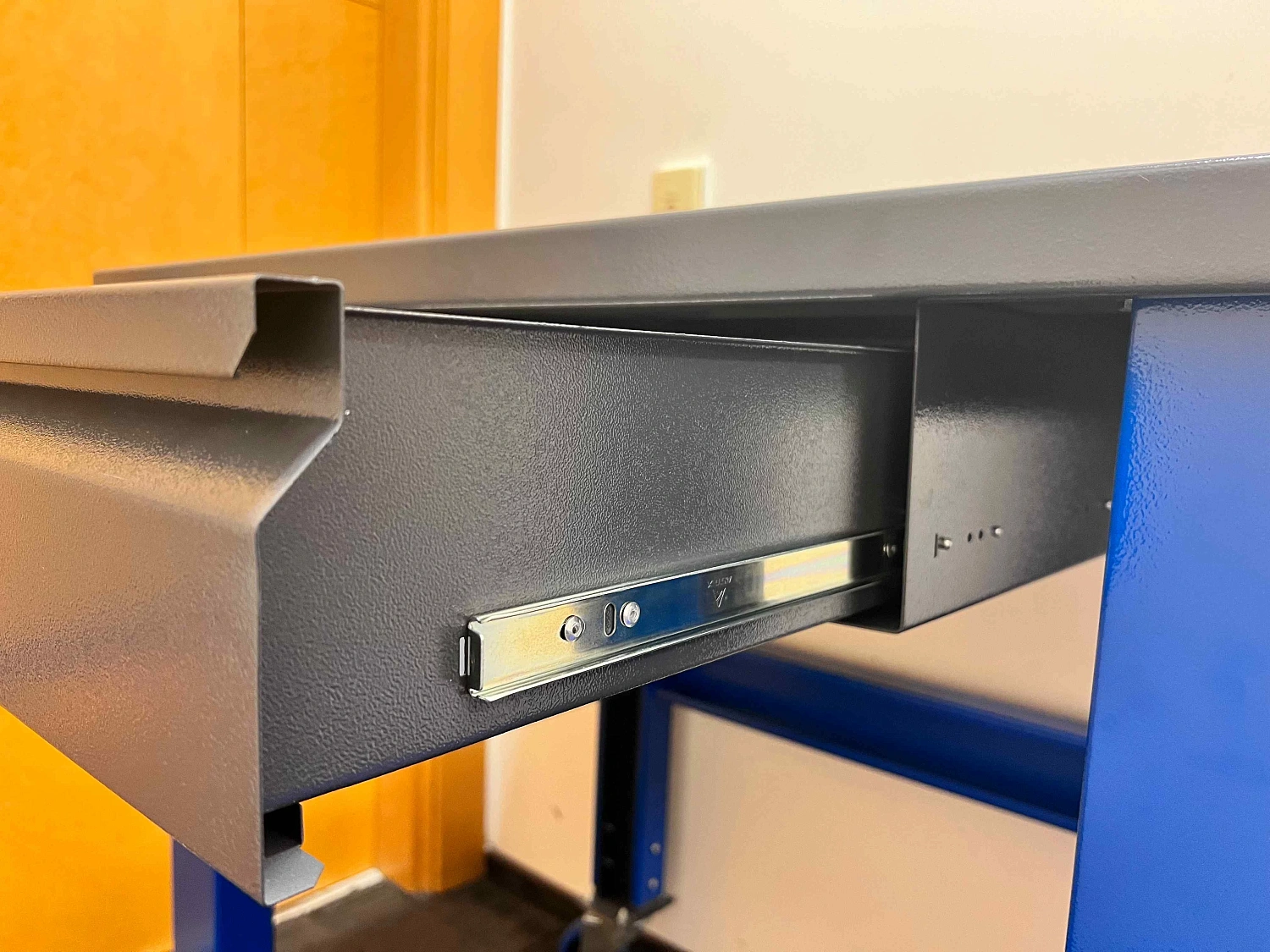 PLC 20.111 Стол металлический промышленный 2000х700 мм с 3-мя ящиками