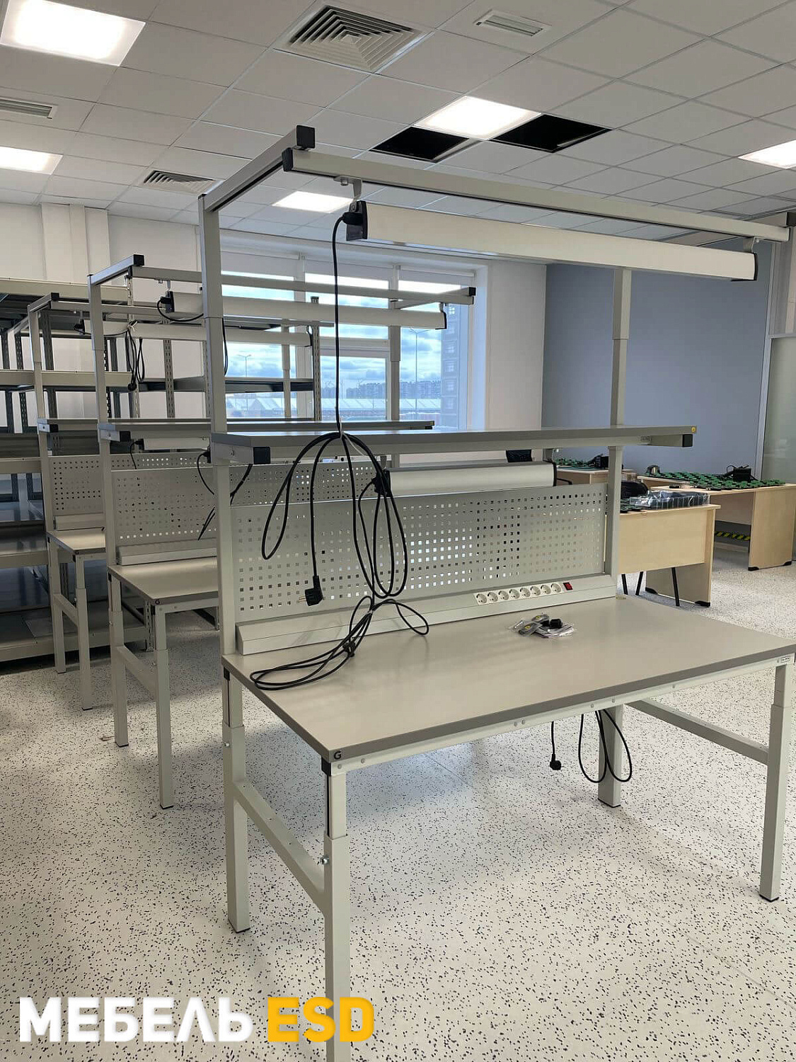 Поставка антистатической мебели